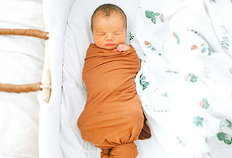 swaddle a newborn